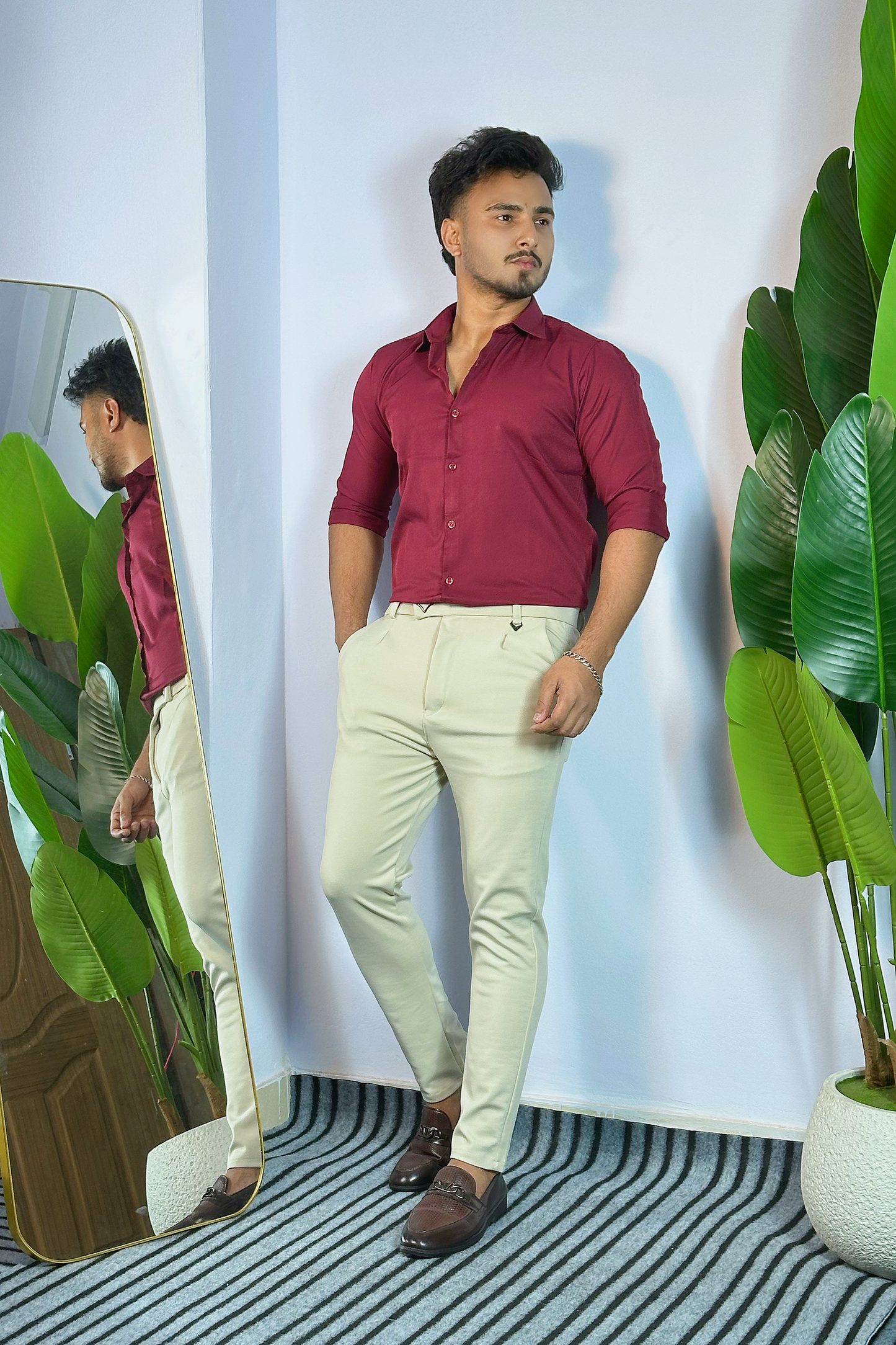 মেরুন শার্ট। অফহোয়াট প্যান্ট কম্বো